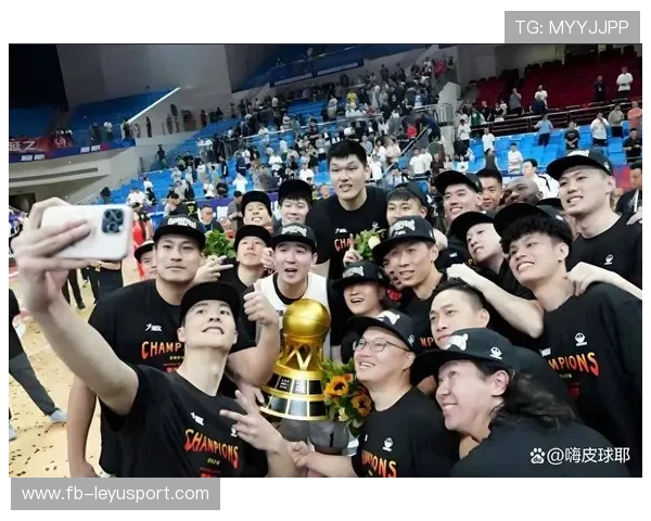 全球顶尖篮球赛事：豪强劲旅胜负悬念之争，高端篮球